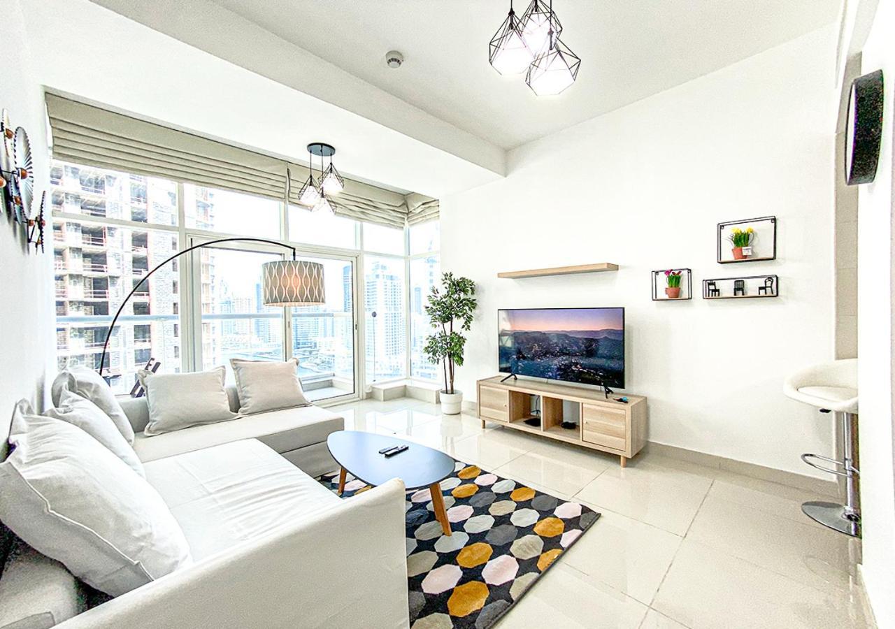Walk To The Beach Or Enjoy The Amazing View From The Balcony Apartment Dubai Exterior photo