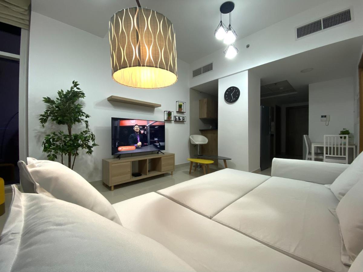 Walk To The Beach Or Enjoy The Amazing View From The Balcony Apartment Dubai Exterior photo