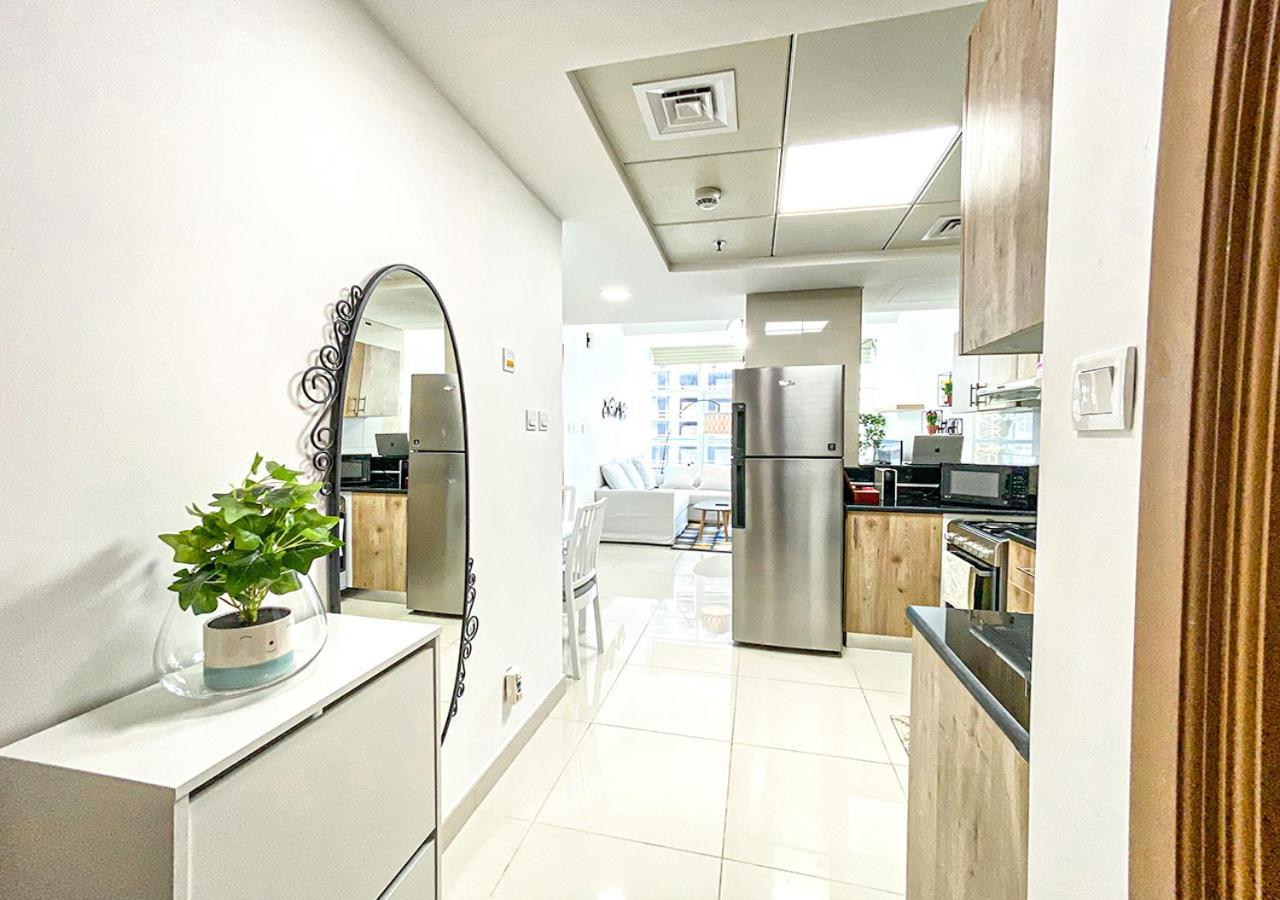 Walk To The Beach Or Enjoy The Amazing View From The Balcony Apartment Dubai Exterior photo